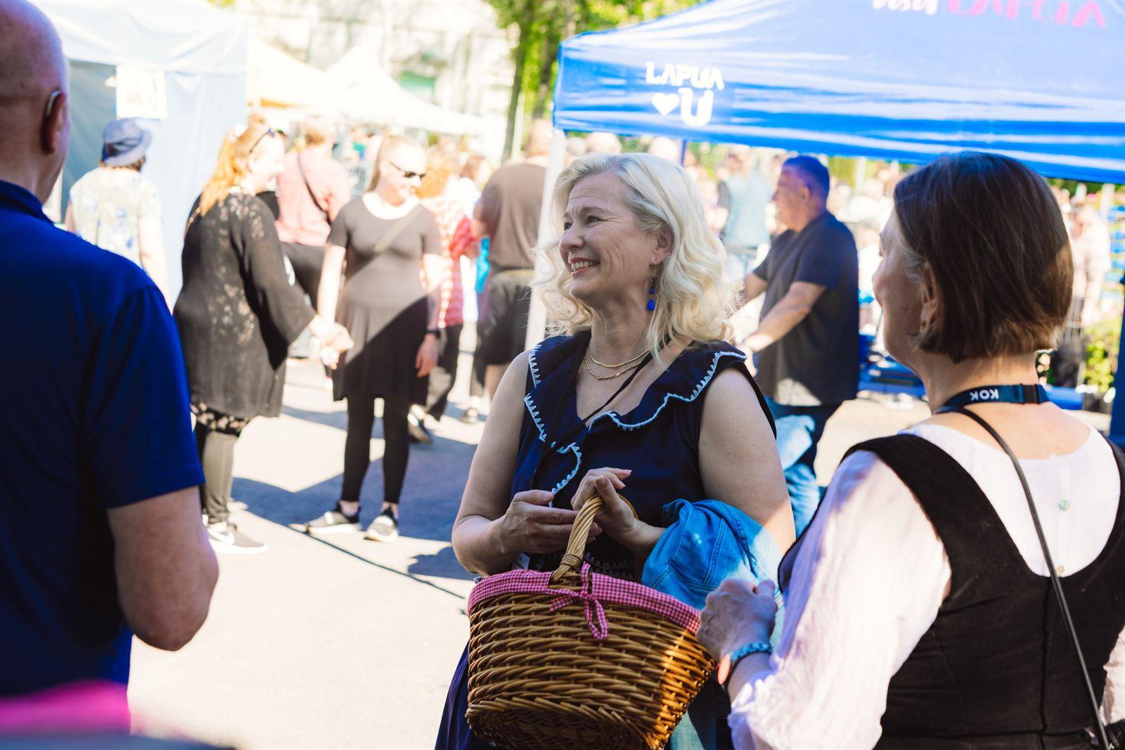Gita Yli-Hannuksela juttelee messuvieraiden kanssa Lapualla