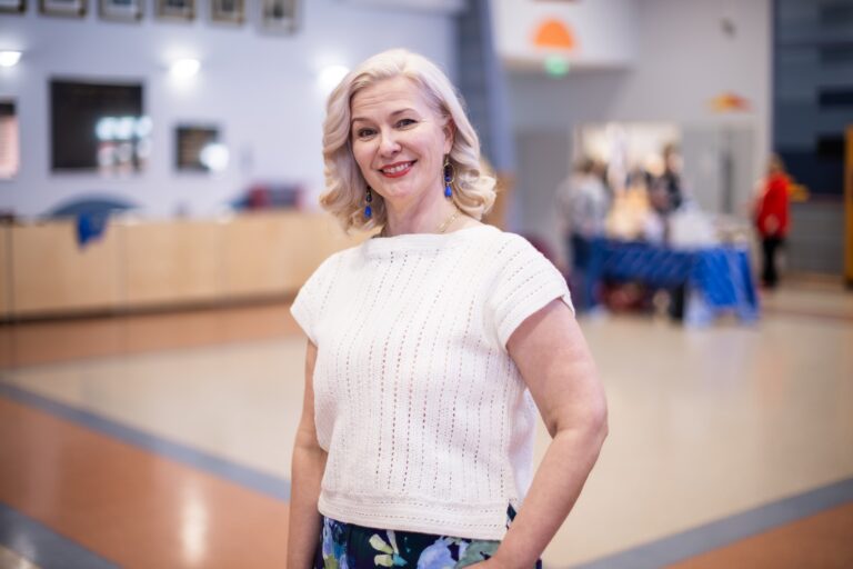 Gita Yli-Hannuksela valkoisessa neulepaidassa